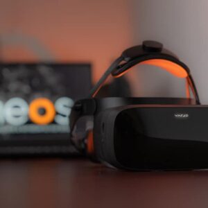 machineMD neos Neurophthalmoskop Headset vor Laptop mit neos-Logo, Gerät zur Untersuchung von Augenbewegungen und Pupillen