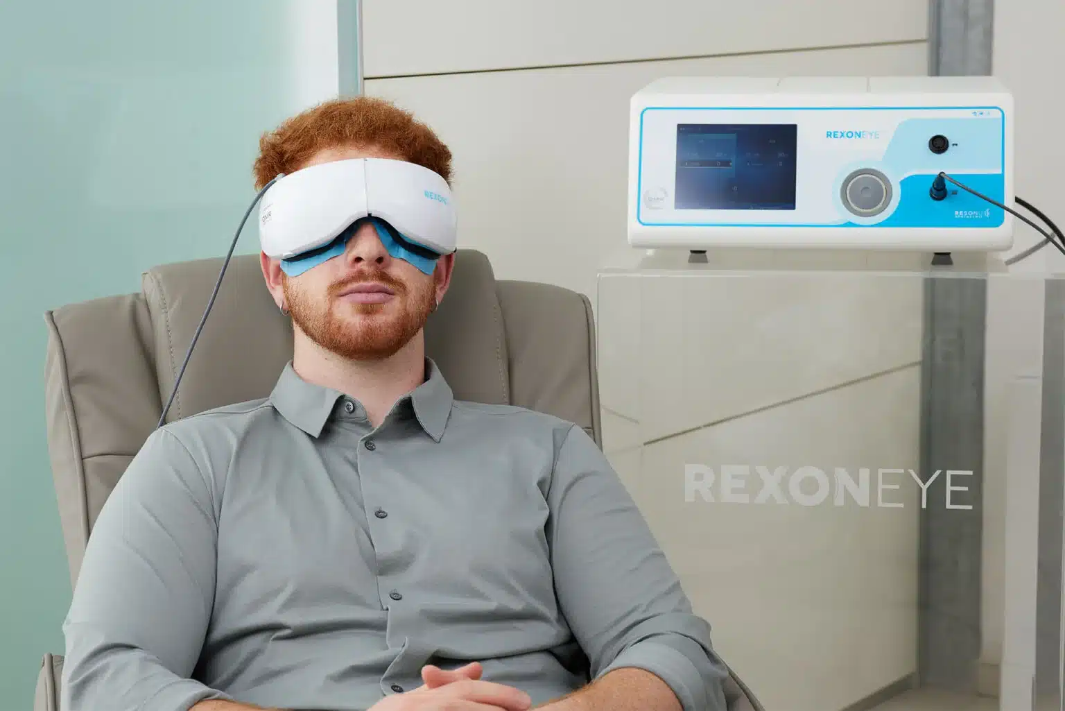 RexonEye Gerät von Resono neben Patient mit therapie-Augenmaske zur Behandlung des trockenen Auges in Praxis